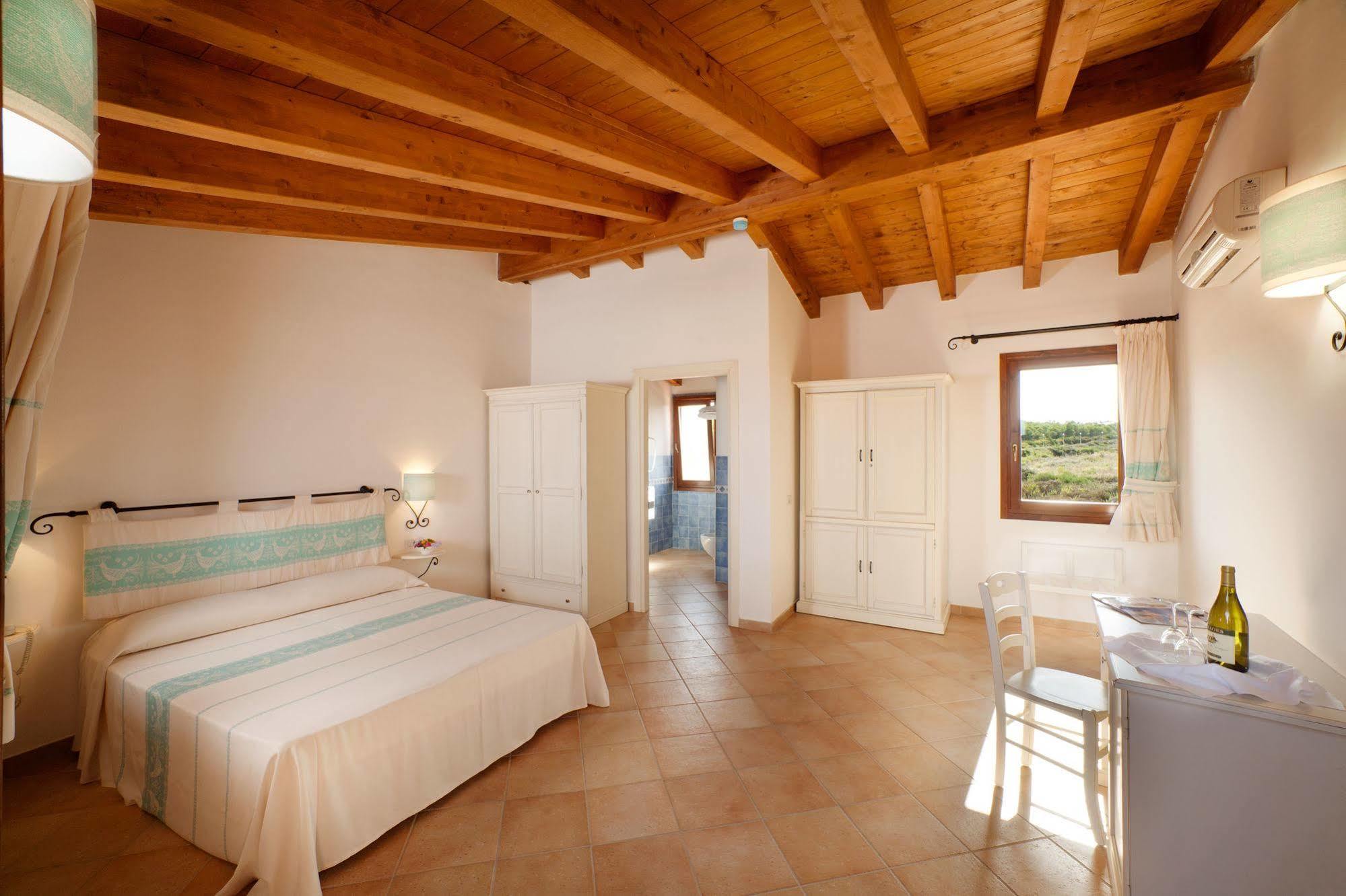 Borgo Dei Pescatori Hotel Aglientu Ngoại thất bức ảnh